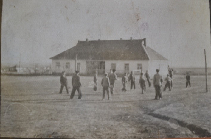 Фото 3. Здание начальной школы до 1947 г. х. Хуторской. Кировское с.п. 2022