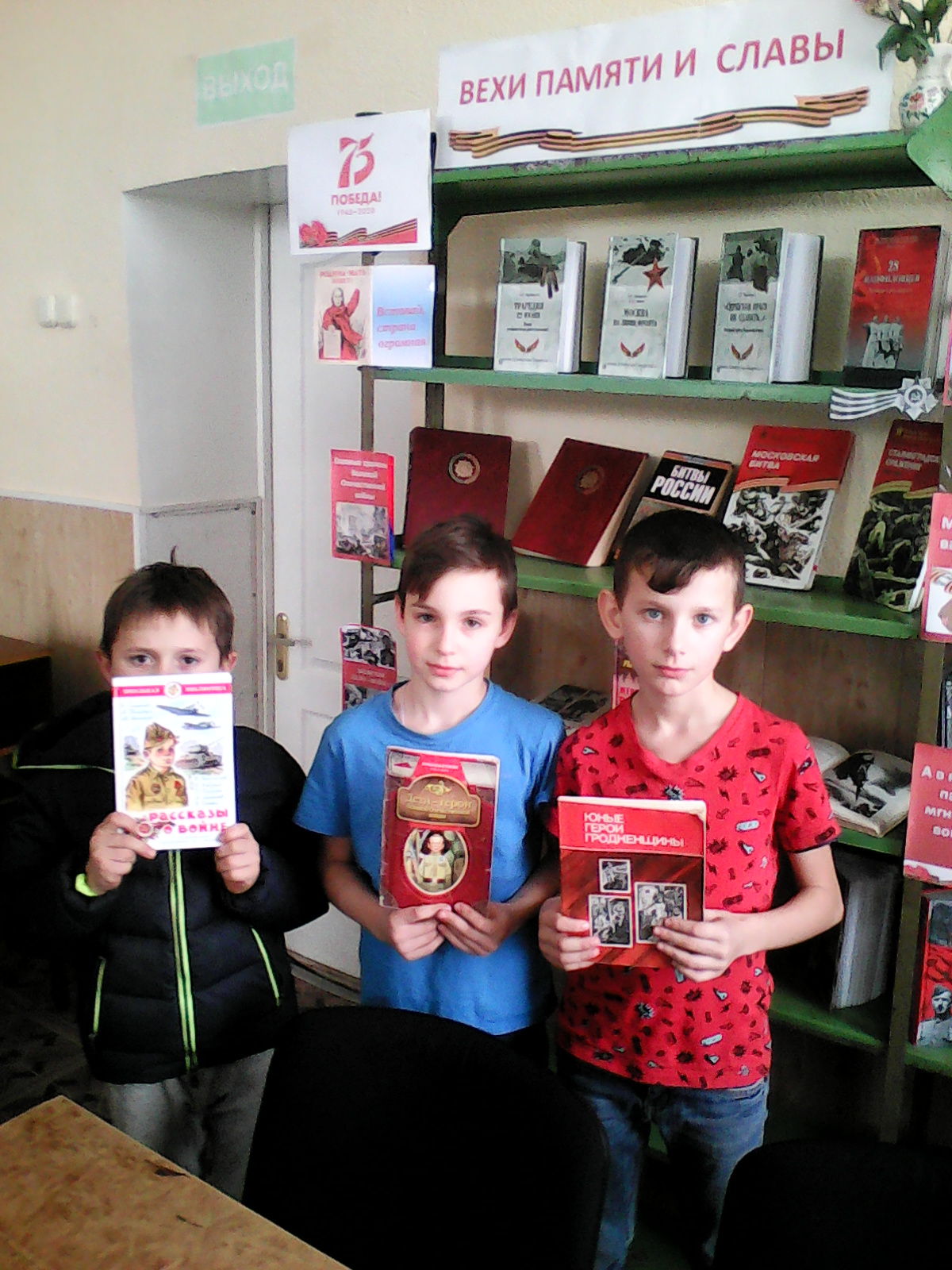 2020г у книжной выставки. 2022 х