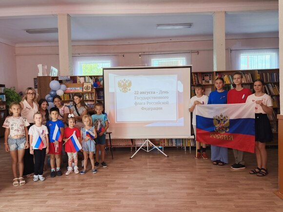 _1._22.0822.08.2025_познавательный_час_Во_славу_россиийского_флага.jpg