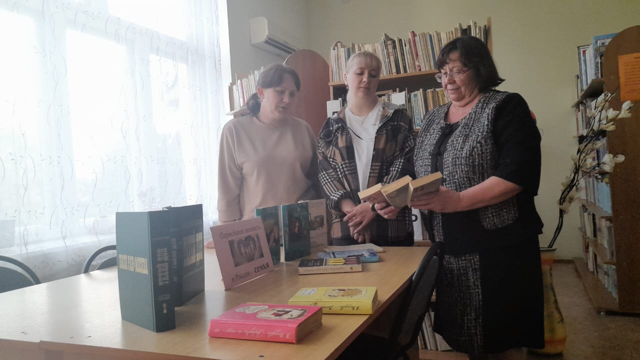 _1_15.05.2025_Библиообзор__Семья_на_страницах_художественных_книг_в_Кутейниковском_отделе.jpeg