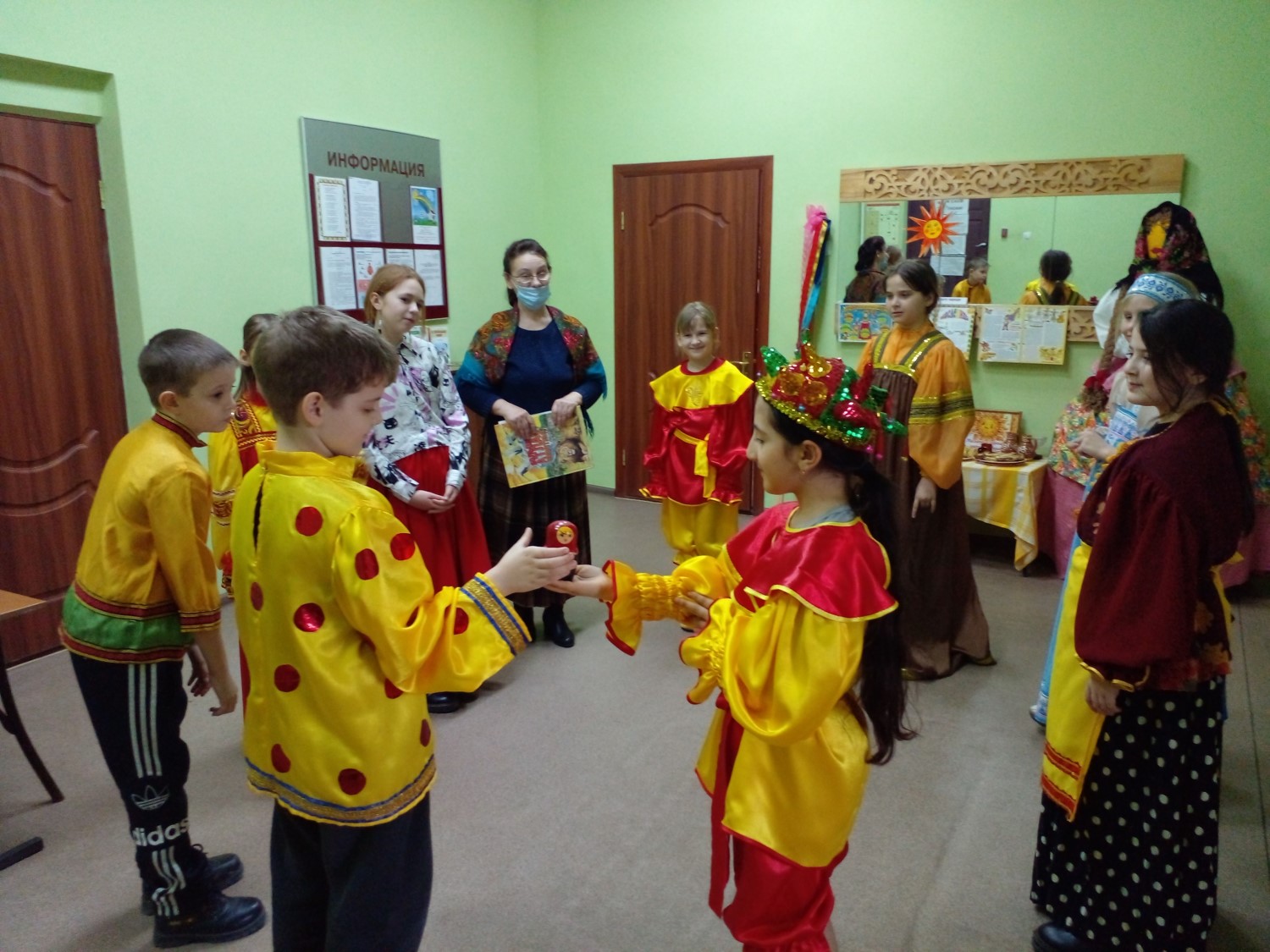Фото 3. Фольклорный праздник Зима с весной прощается Блинами угощаемся