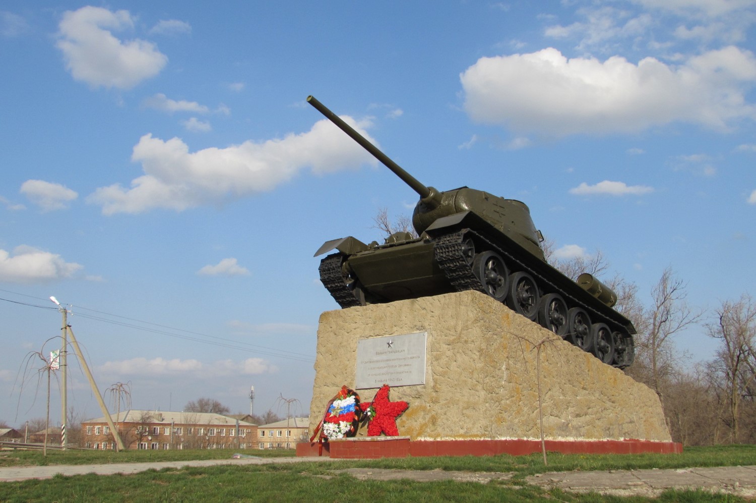 Фото. Памятник воинам освободителям рабочего поселка Зимовники Т 34. 2022