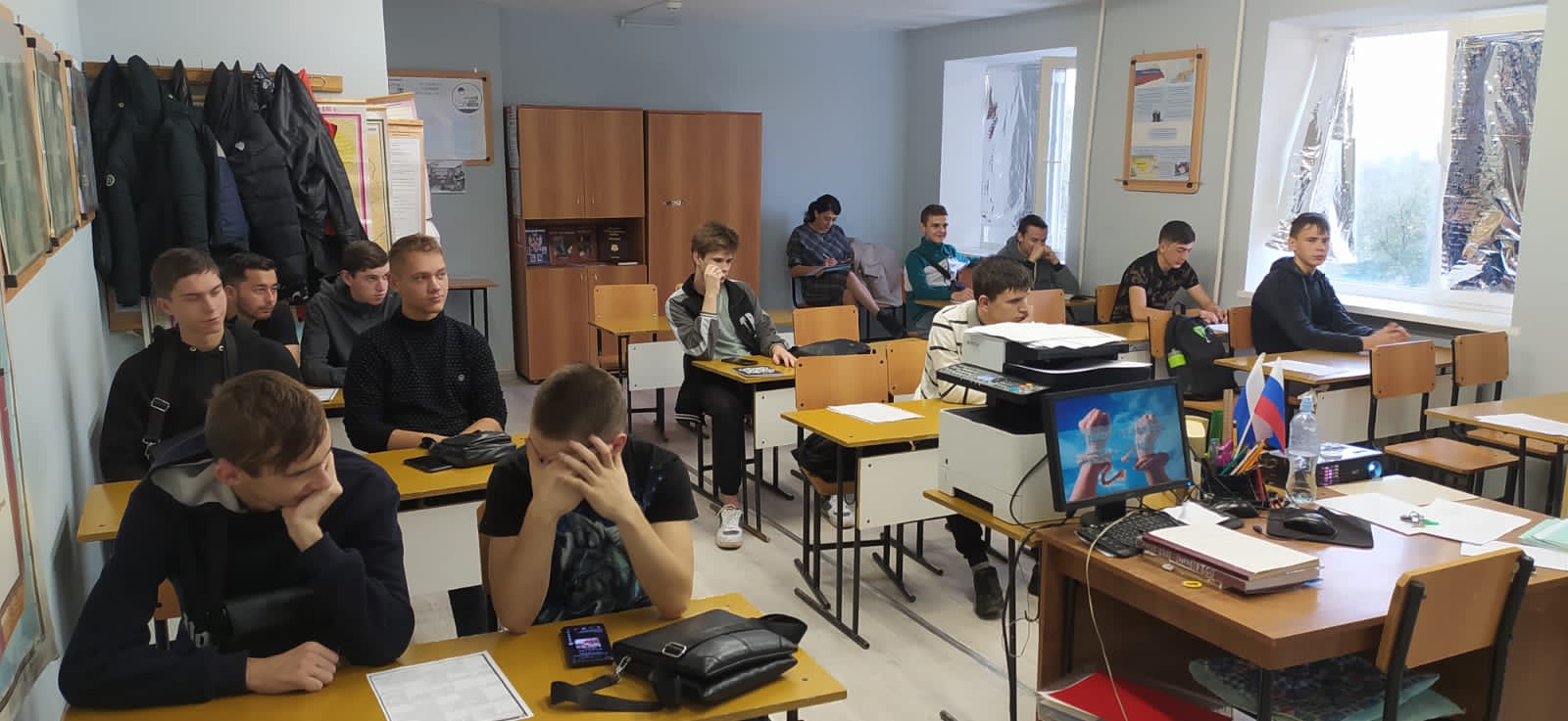 Фото 3. 27.10.2022 Информационный час Законы по которым мы учимся работаем живем. ЦБ