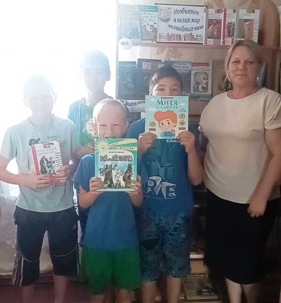 Фото. 09.08.2024 Презентация любимых книг Book симпатия в Наримановском отделе
