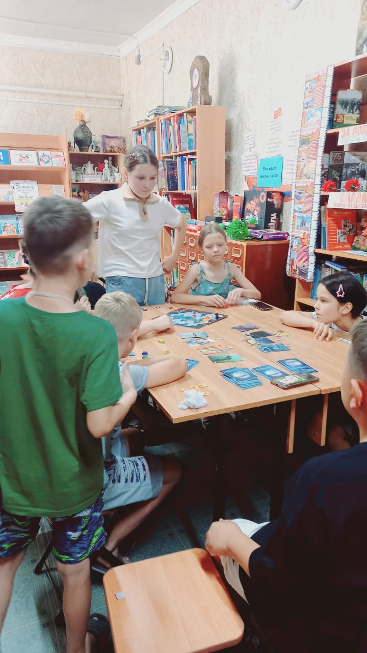 Фото 4. 01.08.2024 Час настольных игр Игротека в библиотеке в Камышевском отделе