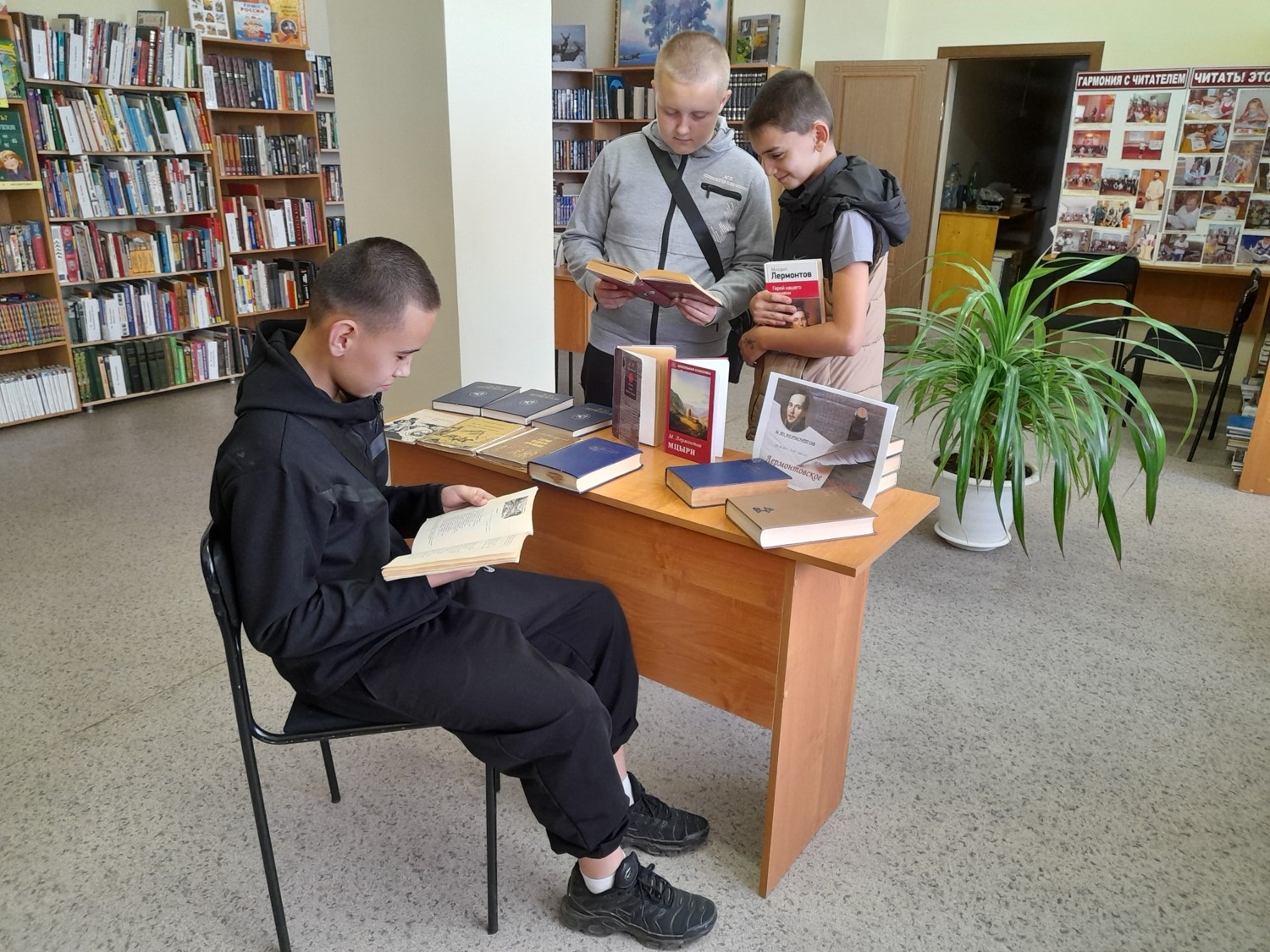 Фото 1. 03.10.2024 Книжная выставка Лермонтовское наследие в Зимовниковском отделе
