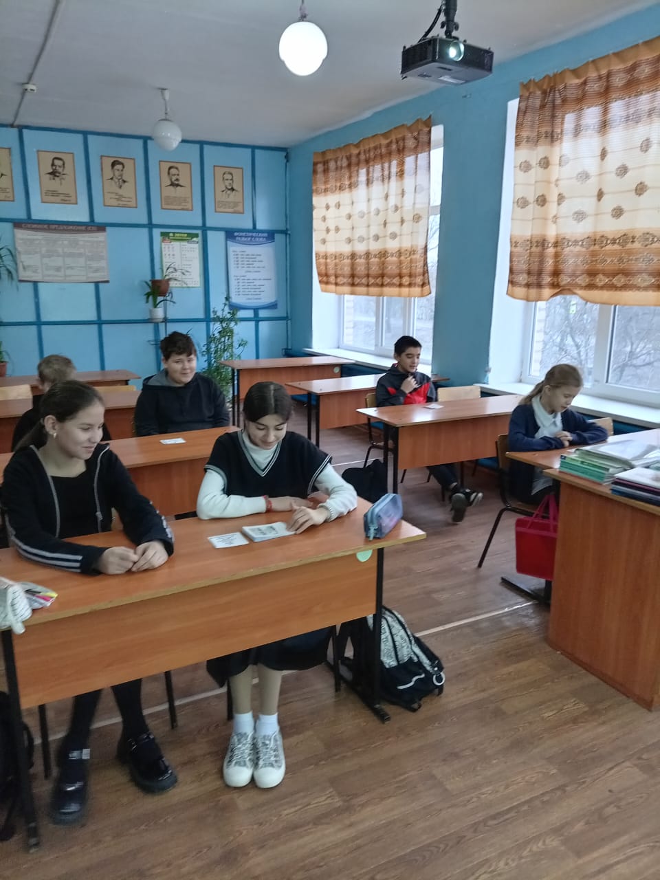 Фото. 02.12.2024 Урок суд СПИД знания против страха в Верхнесеребряковском отделе