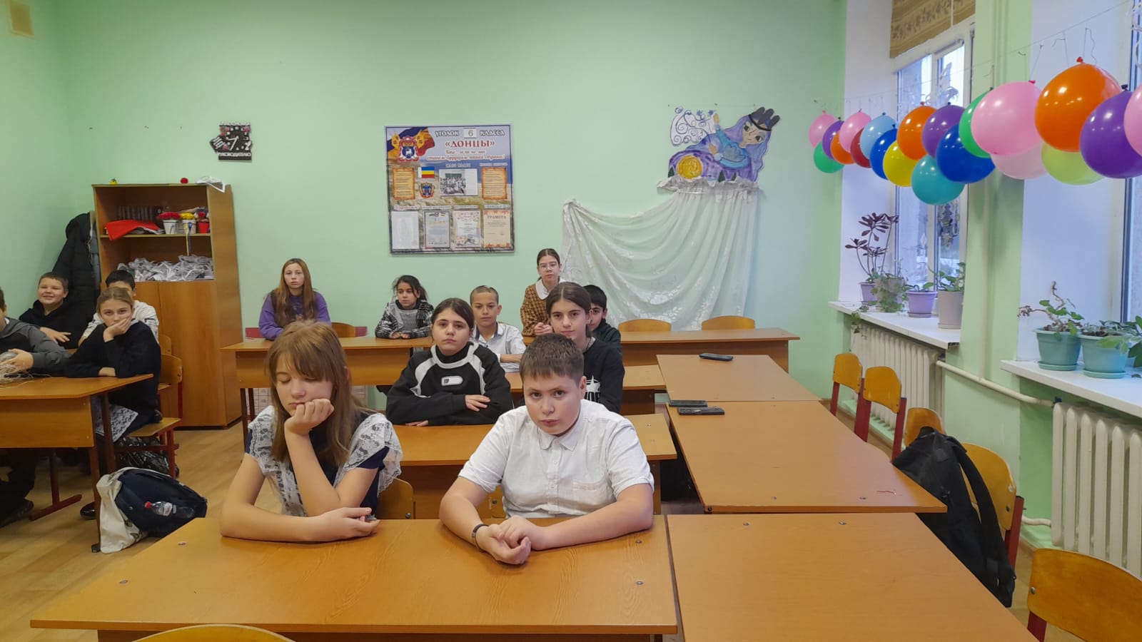 Фото 2. 10.12.2024 Информационный час Конституция страницы истории в Кутейниковском отделе