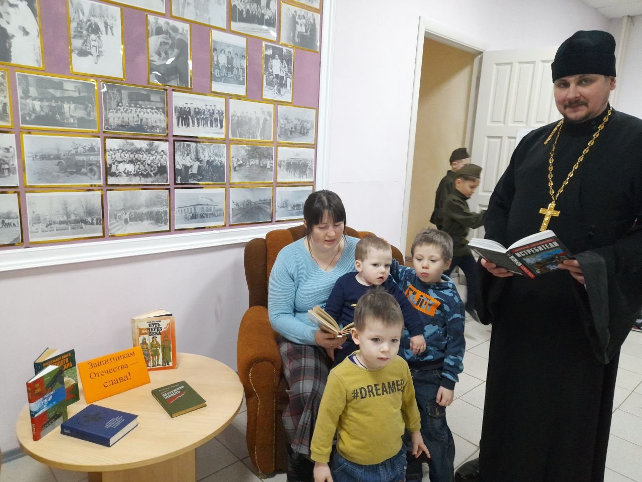 Фото 1. 22.02.2024 Книжная выставка Защитникам Отечества слава в Кутейниковском отделе