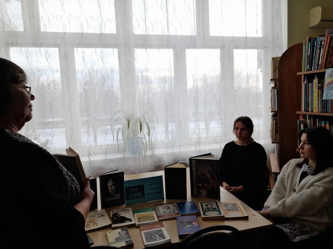 Фото 1. 30.01.2024 Час истории Да здравствует Российская наука в Кутейниковском отделе