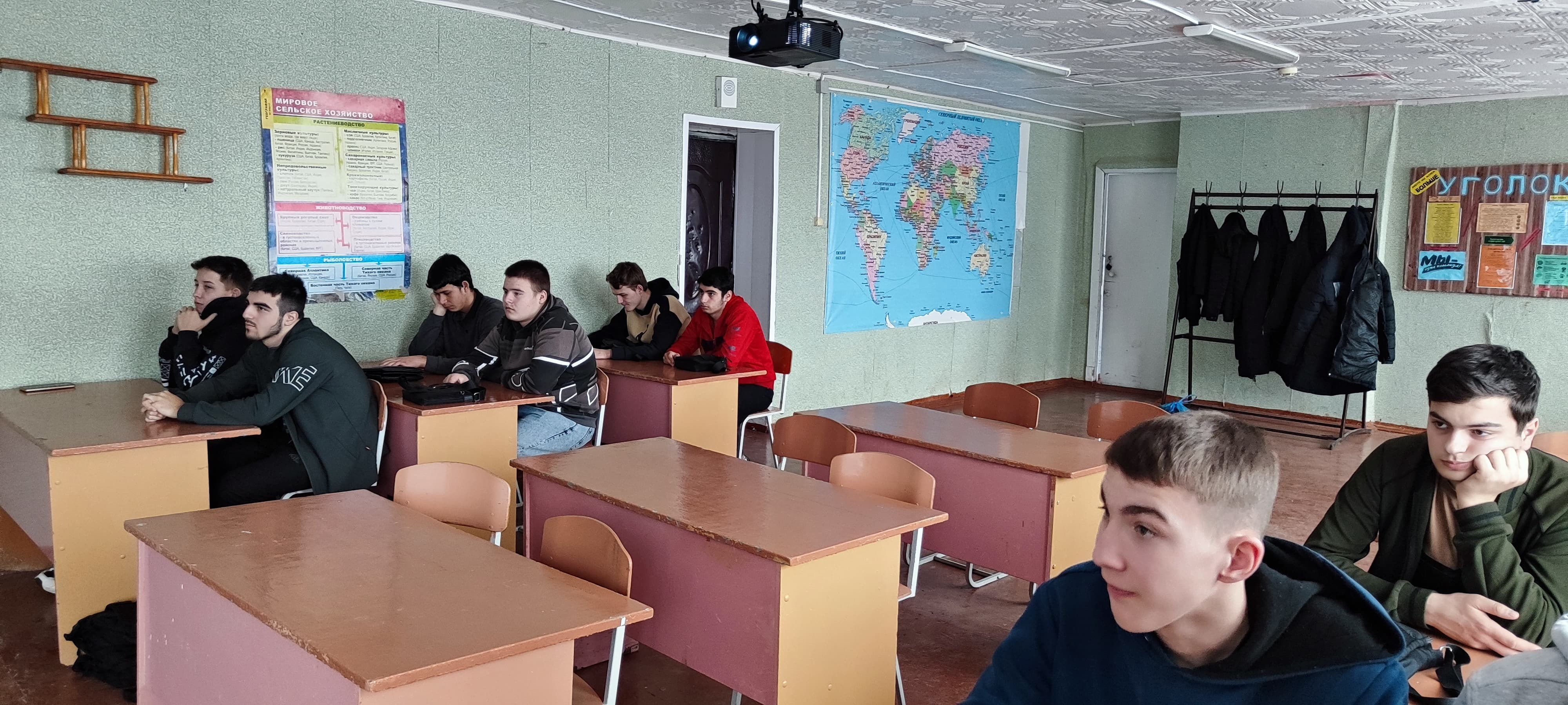 Фото 2. 12.02.2024 Интеллектуально познавательная игра Версия. ЦБ