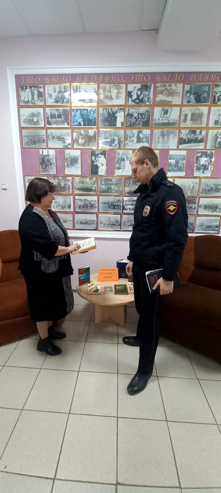 Фото 2. 22.02.2024 Книжная выставка Защитникам Отечества слава в Кутейниковском отделе