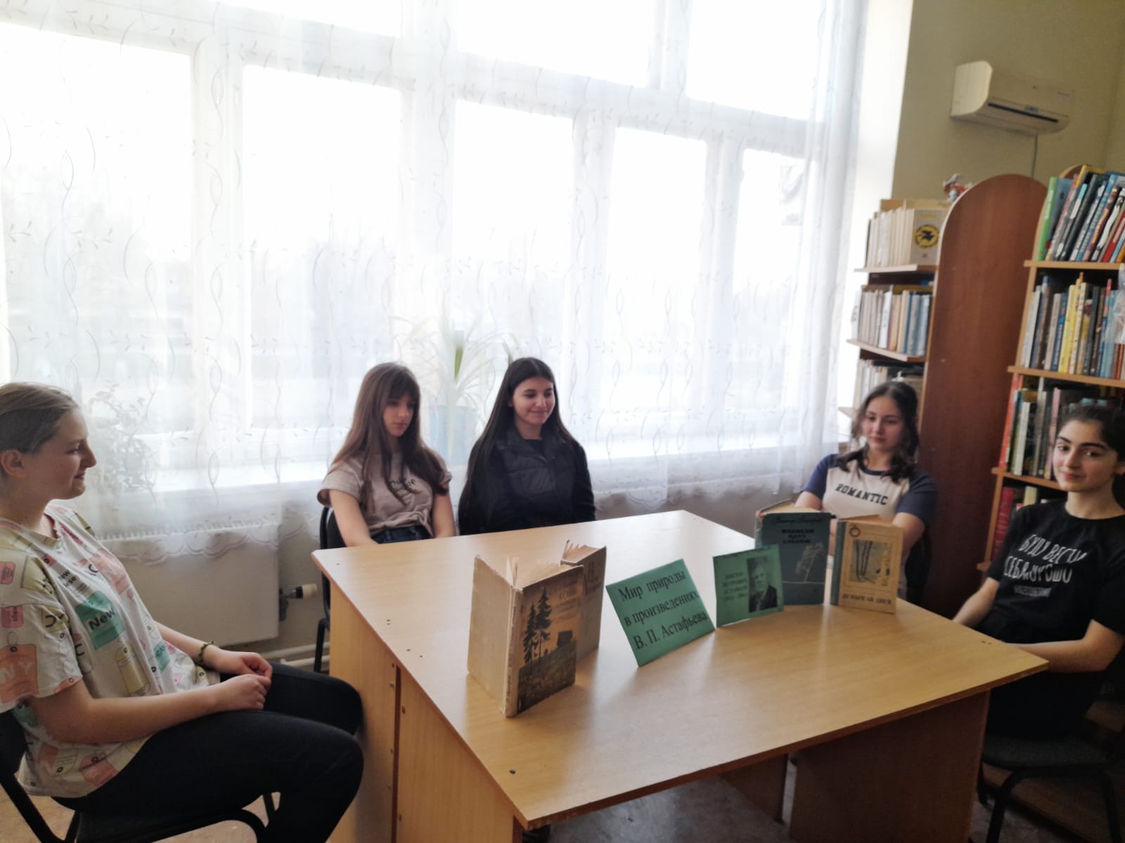 Фото 2. 26.03.2024 Чтение дискуссия по книге В.П. Астафьева Конь с розовой гривой в Кутейниковском отделе