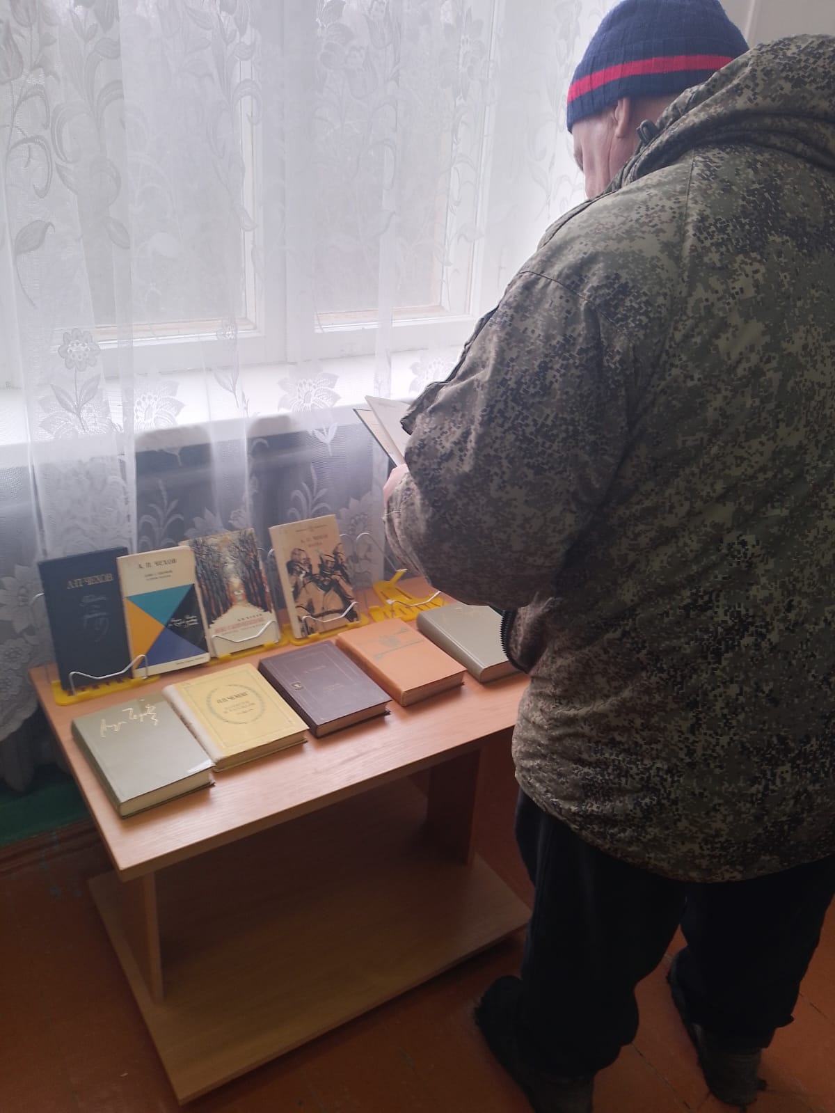 Фото 1. 10.01.2025 Книжная выставка Дорога к чтению в Майкопском отделе