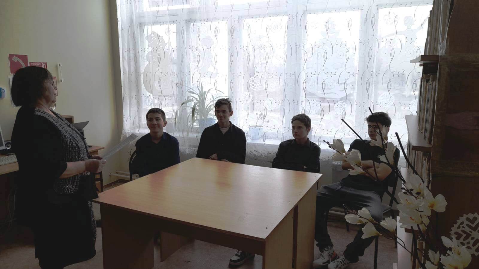 Фото 2 29.01.2025 Патриотический час Не нужно миру ядерной войны в Кутейниковском отделе
