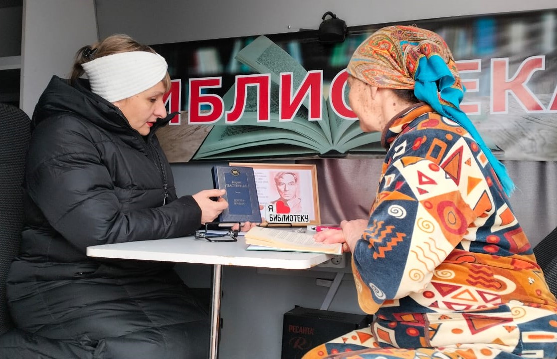 Фото 3 13.02.2025 Обзор книжной выставки Я разбивал стихи как сад